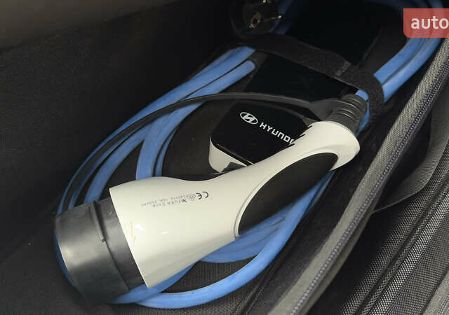 Белый Хендай Kona Electric, объемом двигателя 0 л и пробегом 124 тыс. км за 17494 $, фото 79 на Automoto.ua