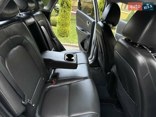 Белый Хендай Kona Electric, объемом двигателя 0 л и пробегом 92 тыс. км за 17950 $, фото 64 на Automoto.ua