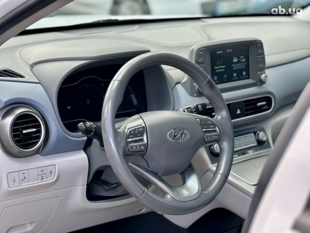 Белый Хендай Kona Electric, объемом двигателя 0 л и пробегом 149 тыс. км за 15350 $, фото 12 на Automoto.ua
