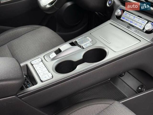 Белый Хендай Kona Electric, объемом двигателя 0 л и пробегом 64 тыс. км за 21499 $, фото 60 на Automoto.ua