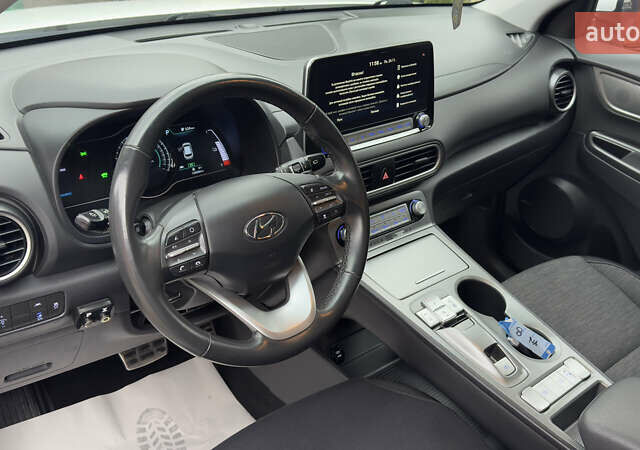 Белый Хендай Kona Electric, объемом двигателя 0 л и пробегом 124 тыс. км за 17494 $, фото 83 на Automoto.ua
