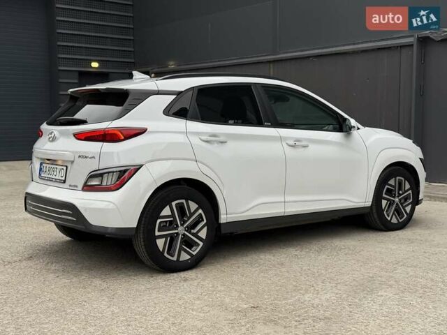 Белый Хендай Kona Electric, объемом двигателя 0 л и пробегом 64 тыс. км за 21499 $, фото 15 на Automoto.ua