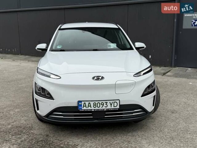 Белый Хендай Kona Electric, объемом двигателя 0 л и пробегом 64 тыс. км за 21499 $, фото 17 на Automoto.ua
