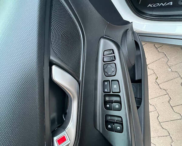 Белый Хендай Kona Electric, объемом двигателя 0 л и пробегом 120 тыс. км за 19550 $, фото 20 на Automoto.ua