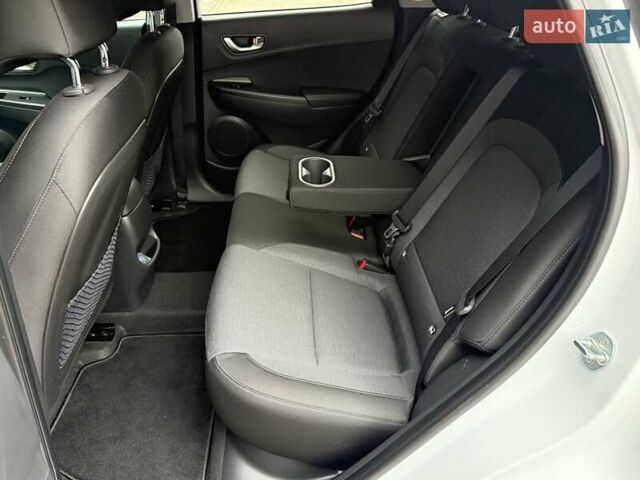 Белый Хендай Kona Electric, объемом двигателя 0 л и пробегом 64 тыс. км за 21499 $, фото 67 на Automoto.ua