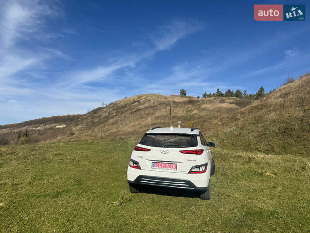 Белый Хендай Kona Electric, объемом двигателя 0 л и пробегом 101 тыс. км за 19800 $, фото 8 на Automoto.ua