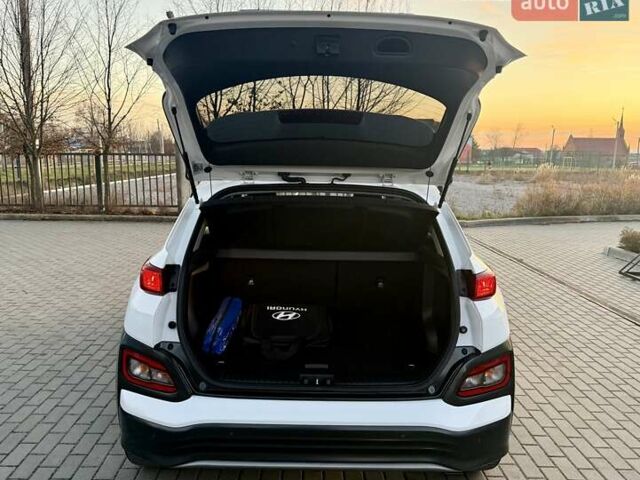 Белый Хендай Kona Electric, объемом двигателя 0 л и пробегом 78 тыс. км за 17250 $, фото 95 на Automoto.ua