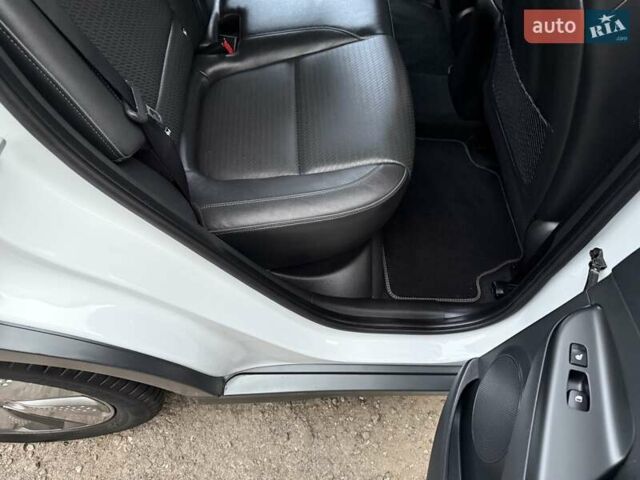 Белый Хендай Kona Electric, объемом двигателя 0 л и пробегом 92 тыс. км за 17950 $, фото 63 на Automoto.ua