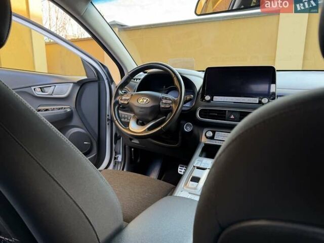Білий Хендай Kona Electric, об'ємом двигуна 0 л та пробігом 64 тис. км за 16950 $, фото 73 на Automoto.ua