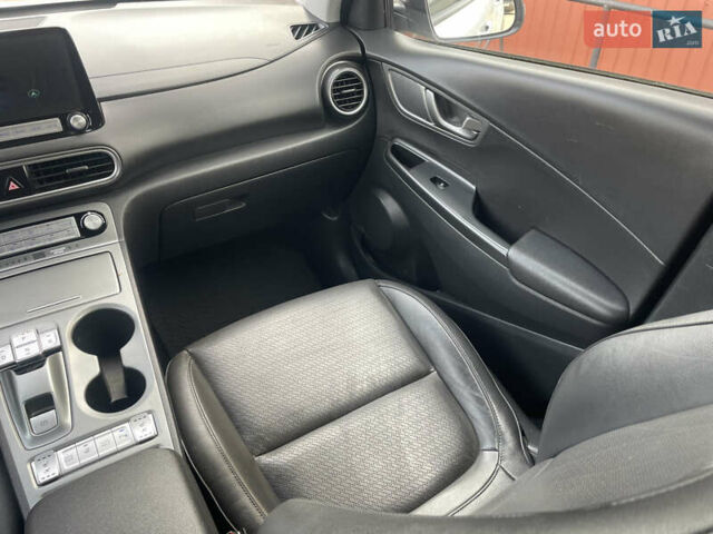 Белый Хендай Kona Electric, объемом двигателя 0 л и пробегом 117 тыс. км за 16500 $, фото 31 на Automoto.ua