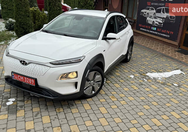 Белый Хендай Kona Electric, объемом двигателя 0 л и пробегом 124 тыс. км за 17494 $, фото 71 на Automoto.ua