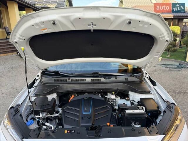 Білий Хендай Kona Electric, об'ємом двигуна 0 л та пробігом 64 тис. км за 16950 $, фото 53 на Automoto.ua