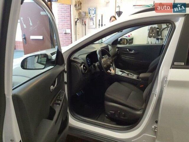 Белый Хендай Kona Electric, объемом двигателя 0 л и пробегом 64 тыс. км за 21499 $, фото 112 на Automoto.ua