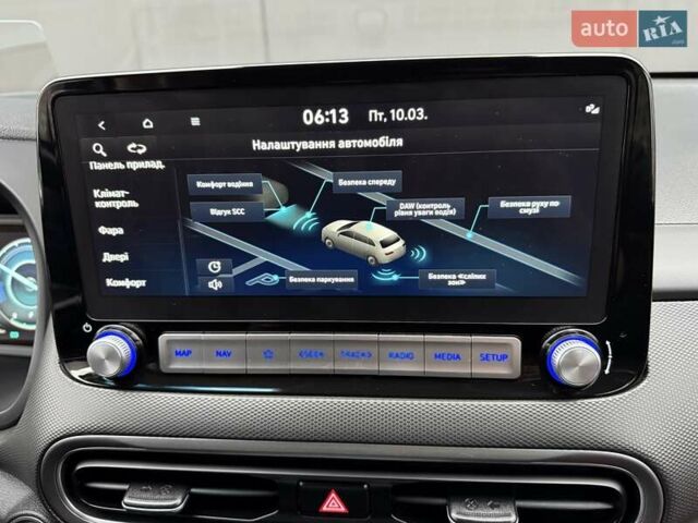 Белый Хендай Kona Electric, объемом двигателя 0 л и пробегом 64 тыс. км за 21499 $, фото 99 на Automoto.ua