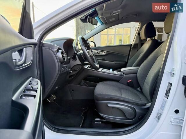 Белый Хендай Kona Electric, объемом двигателя 0 л и пробегом 78 тыс. км за 17250 $, фото 42 на Automoto.ua