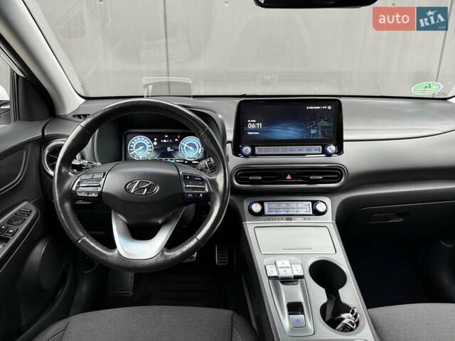 Белый Хендай Kona Electric, объемом двигателя 0 л и пробегом 64 тыс. км за 21499 $, фото 46 на Automoto.ua