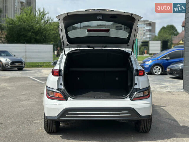 Білий Хендай Kona Electric, об'ємом двигуна 0 л та пробігом 93 тис. км за 18900 $, фото 18 на Automoto.ua