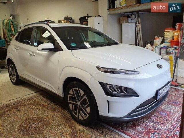 Белый Хендай Kona Electric, объемом двигателя 0 л и пробегом 64 тыс. км за 21499 $, фото 113 на Automoto.ua