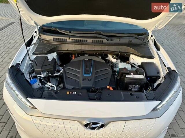 Белый Хендай Kona Electric, объемом двигателя 0 л и пробегом 78 тыс. км за 17250 $, фото 102 на Automoto.ua
