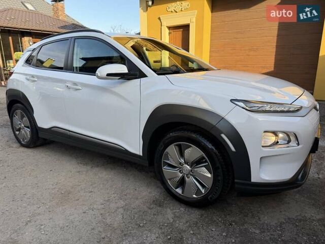 Білий Хендай Kona Electric, об'ємом двигуна 0 л та пробігом 64 тис. км за 16950 $, фото 10 на Automoto.ua