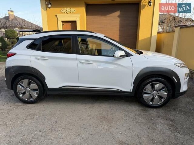 Білий Хендай Kona Electric, об'ємом двигуна 0 л та пробігом 64 тис. км за 16950 $, фото 9 на Automoto.ua