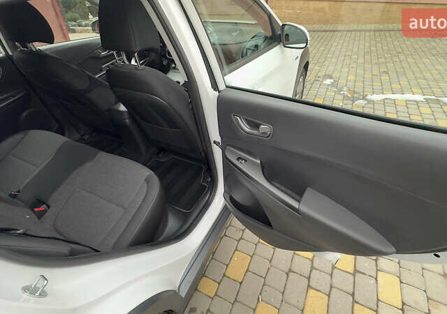 Белый Хендай Kona Electric, объемом двигателя 0 л и пробегом 124 тыс. км за 17494 $, фото 57 на Automoto.ua