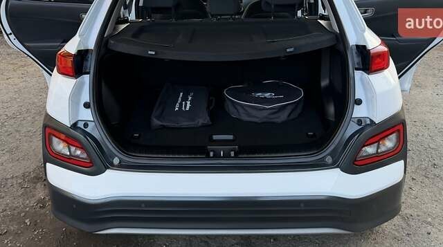 Білий Хендай Kona Electric, об'ємом двигуна 0 л та пробігом 64 тис. км за 16950 $, фото 68 на Automoto.ua