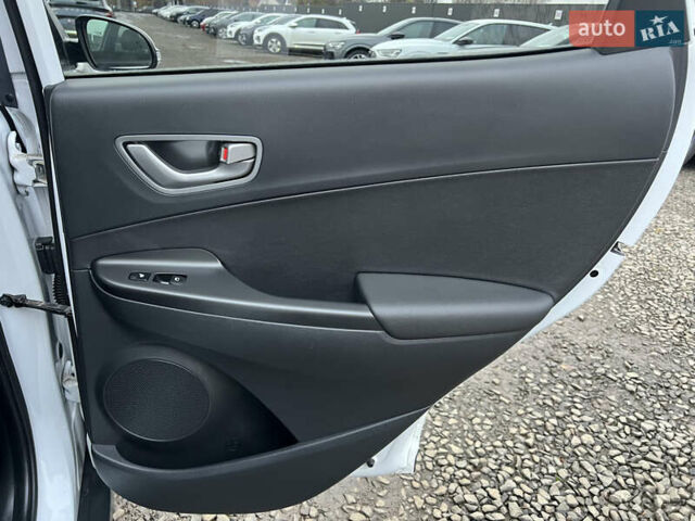 Білий Хендай Kona Electric, об'ємом двигуна 0 л та пробігом 70 тис. км за 19828 $, фото 45 на Automoto.ua