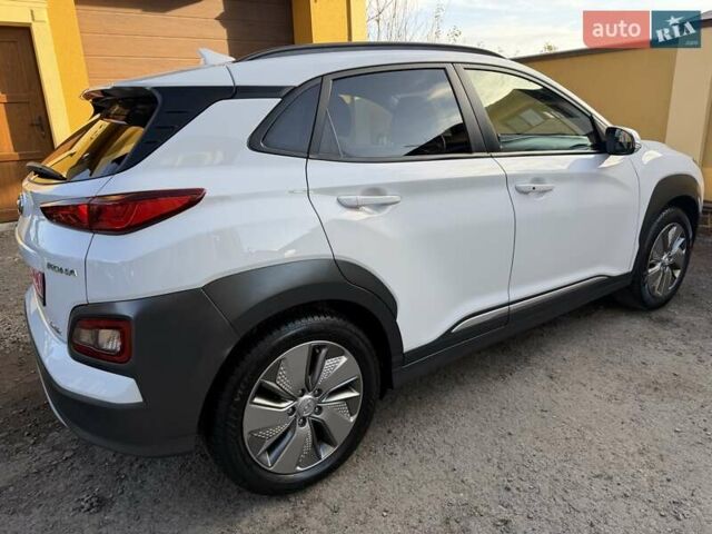 Білий Хендай Kona Electric, об'ємом двигуна 0 л та пробігом 64 тис. км за 16950 $, фото 8 на Automoto.ua