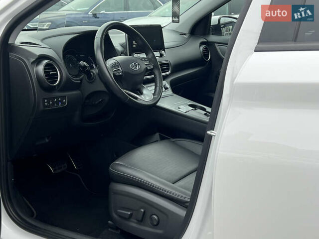 Белый Хендай Kona Electric, объемом двигателя 0 л и пробегом 111 тыс. км за 18570 $, фото 28 на Automoto.ua