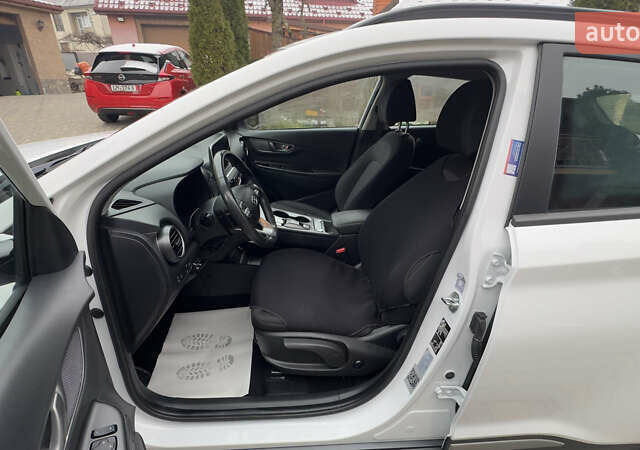 Белый Хендай Kona Electric, объемом двигателя 0 л и пробегом 124 тыс. км за 17494 $, фото 26 на Automoto.ua