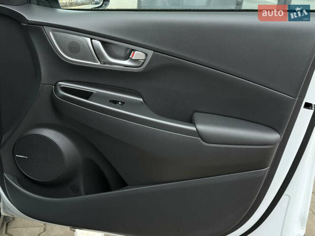 Белый Хендай Kona Electric, объемом двигателя 0 л и пробегом 98 тыс. км за 18999 $, фото 24 на Automoto.ua