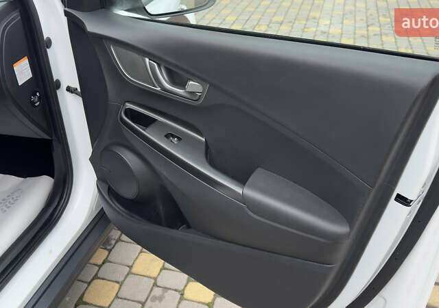 Белый Хендай Kona Electric, объемом двигателя 0 л и пробегом 124 тыс. км за 17494 $, фото 37 на Automoto.ua