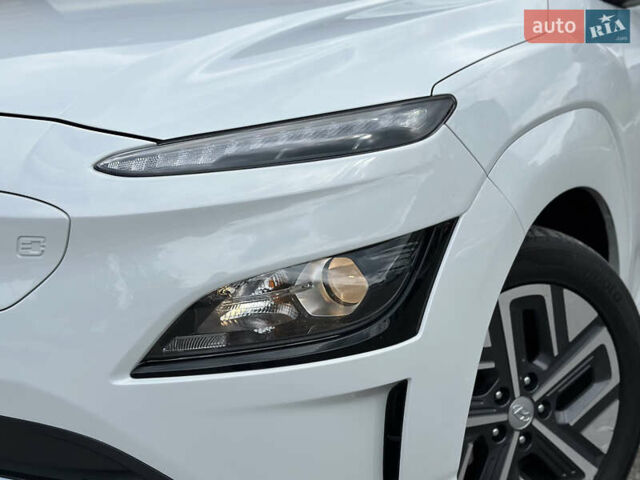Білий Хендай Kona Electric, об'ємом двигуна 0 л та пробігом 93 тис. км за 18900 $, фото 5 на Automoto.ua