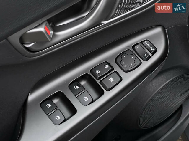 Белый Хендай Kona Electric, объемом двигателя 0 л и пробегом 111 тыс. км за 18570 $, фото 68 на Automoto.ua