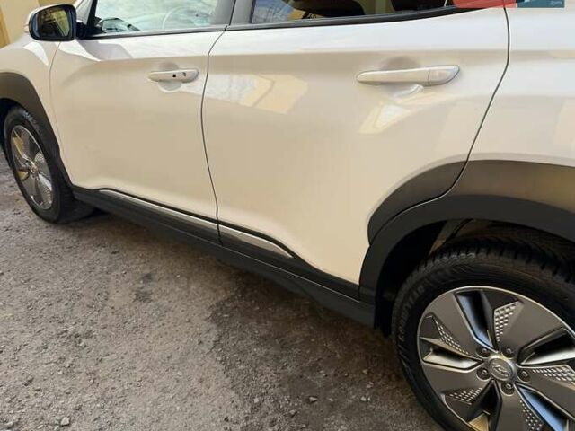 Білий Хендай Kona Electric, об'ємом двигуна 0 л та пробігом 64 тис. км за 16950 $, фото 45 на Automoto.ua