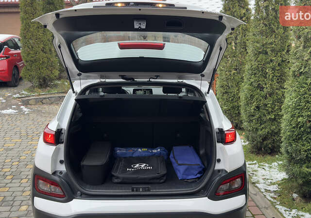 Белый Хендай Kona Electric, объемом двигателя 0 л и пробегом 124 тыс. км за 17494 $, фото 77 на Automoto.ua