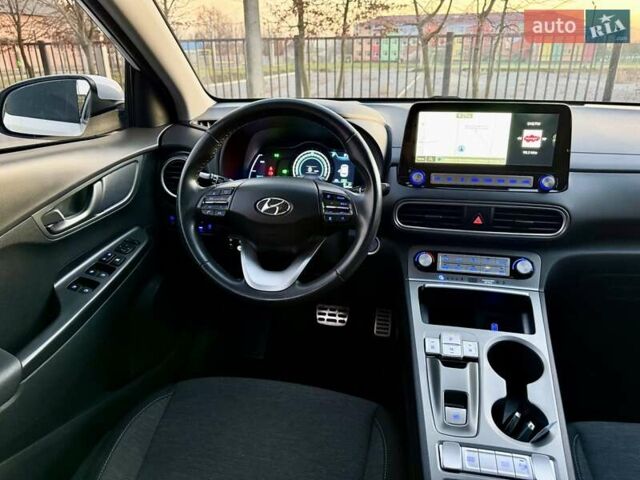 Белый Хендай Kona Electric, объемом двигателя 0 л и пробегом 78 тыс. км за 17250 $, фото 92 на Automoto.ua