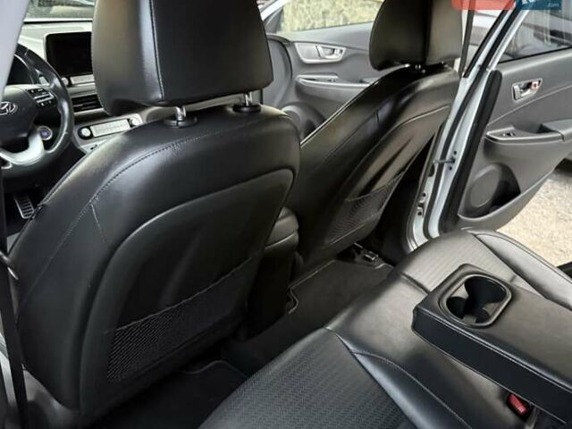 Белый Хендай Kona Electric, объемом двигателя 0 л и пробегом 92 тыс. км за 17950 $, фото 59 на Automoto.ua