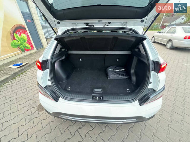 Белый Хендай Kona Electric, объемом двигателя 0 л и пробегом 120 тыс. км за 19550 $, фото 17 на Automoto.ua