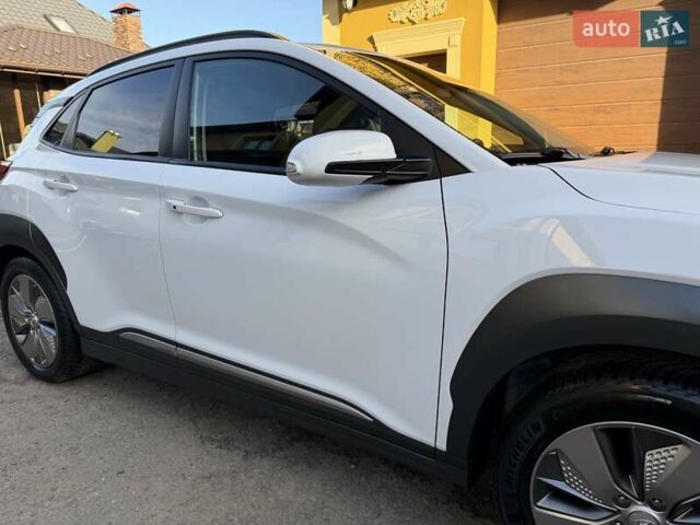 Білий Хендай Kona Electric, об'ємом двигуна 0 л та пробігом 64 тис. км за 16950 $, фото 12 на Automoto.ua