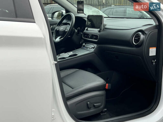 Белый Хендай Kona Electric, объемом двигателя 0 л и пробегом 111 тыс. км за 18570 $, фото 49 на Automoto.ua