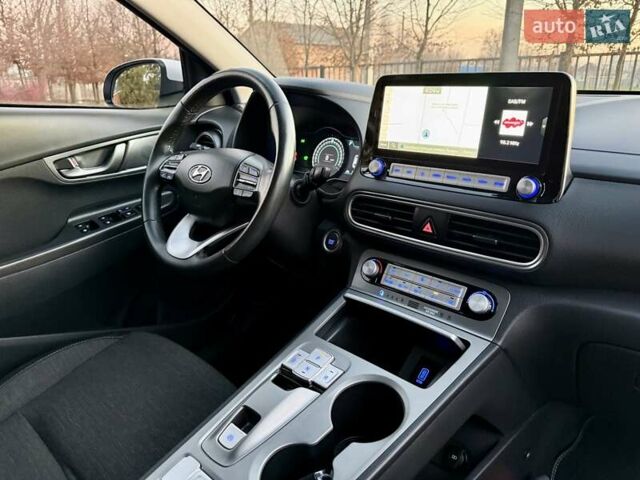 Белый Хендай Kona Electric, объемом двигателя 0 л и пробегом 78 тыс. км за 17250 $, фото 74 на Automoto.ua