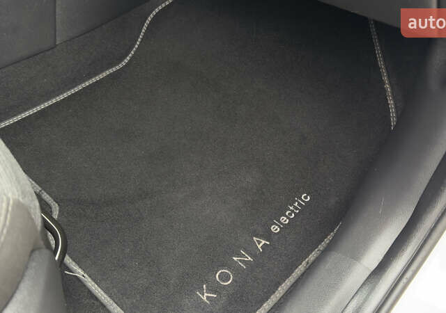 Белый Хендай Kona Electric, объемом двигателя 0 л и пробегом 124 тыс. км за 17494 $, фото 50 на Automoto.ua