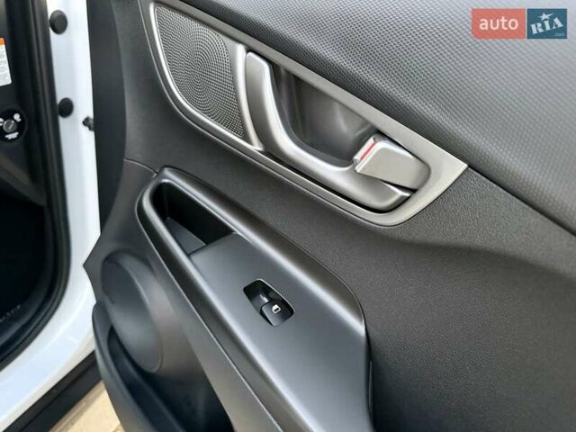 Белый Хендай Kona Electric, объемом двигателя 0 л и пробегом 78 тыс. км за 17250 $, фото 67 на Automoto.ua