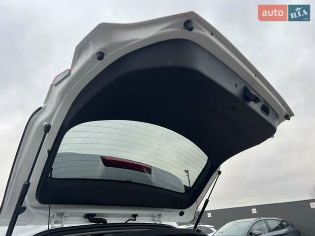 Белый Хендай Kona Electric, объемом двигателя 0 л и пробегом 111 тыс. км за 18570 $, фото 44 на Automoto.ua