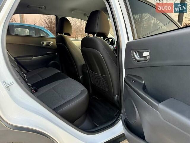 Белый Хендай Kona Electric, объемом двигателя 0 л и пробегом 78 тыс. км за 17250 $, фото 80 на Automoto.ua