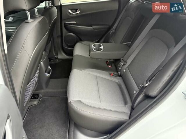 Белый Хендай Kona Electric, объемом двигателя 0 л и пробегом 64 тыс. км за 21499 $, фото 65 на Automoto.ua