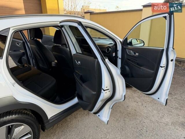 Білий Хендай Kona Electric, об'ємом двигуна 0 л та пробігом 64 тис. км за 16950 $, фото 70 на Automoto.ua