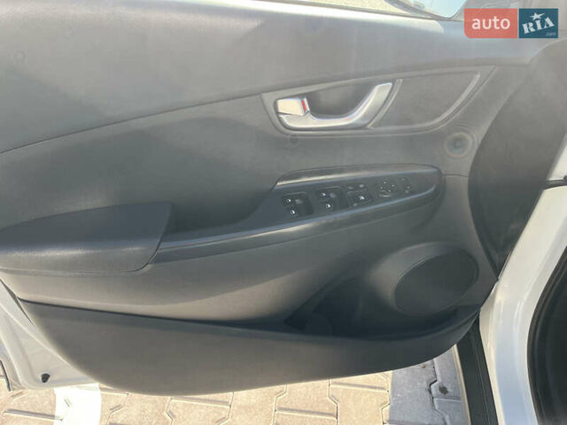 Белый Хендай Kona Electric, объемом двигателя 0 л и пробегом 51 тыс. км за 16999 $, фото 44 на Automoto.ua